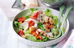 салат цезарь с курицей с помидорами