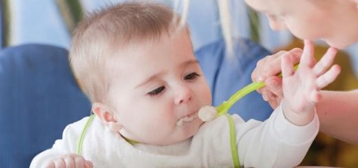 Ребенок кушает кабачковое пюре, babeblog.ru